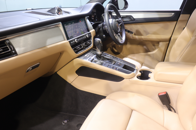 ポルシェ マカン ｽﾎﾟｰﾂｸﾛﾉP　後期ﾓﾃﾞﾙ PASM ｱｸﾃｨﾌﾞｸﾙｺﾝ ﾂｰﾄｰﾝﾚｻﾞｰｲﾝﾃﾘｱ(黒/ﾍﾞｰｼﾞｭ) 10.9ｲﾝﾁPCMﾅﾋﾞ CarPlay 14way電動ｼｰﾄ ﾚｰﾝﾁｪﾝｼﾞｱｼｽﾄ LEDﾍｯﾄﾞﾗｲﾄ ｴﾝﾄﾘｰﾄﾞﾗｲﾌﾞ ｼｰﾄﾋｰﾀｰ 360ｶﾒﾗ 18ｲﾝﾁﾏｶﾝSﾃﾞｻﾞｲﾝAW　2年保証