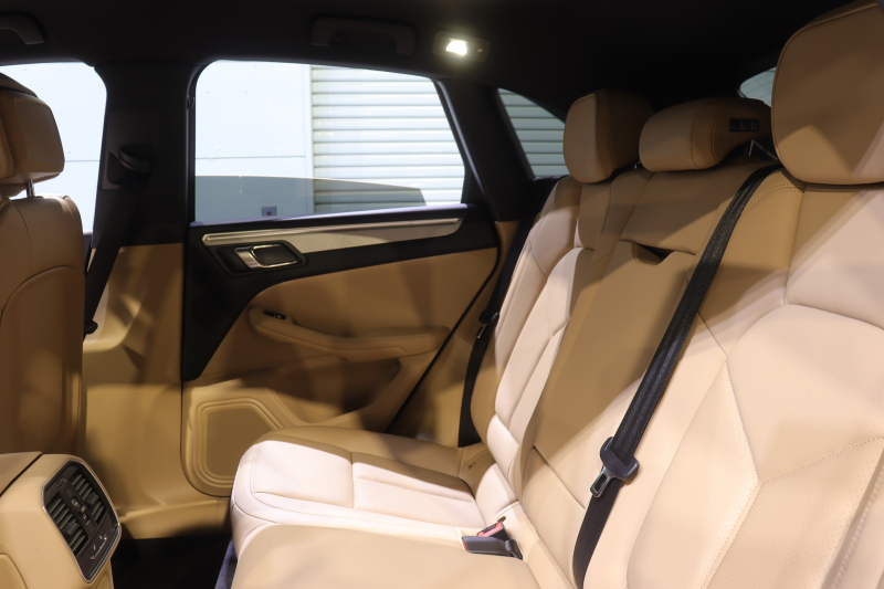 ポルシェ マカン ｽﾎﾟｰﾂｸﾛﾉP　後期ﾓﾃﾞﾙ PASM ｱｸﾃｨﾌﾞｸﾙｺﾝ ﾂｰﾄｰﾝﾚｻﾞｰｲﾝﾃﾘｱ(黒/ﾍﾞｰｼﾞｭ) 10.9ｲﾝﾁPCMﾅﾋﾞ CarPlay 14way電動ｼｰﾄ ﾚｰﾝﾁｪﾝｼﾞｱｼｽﾄ LEDﾍｯﾄﾞﾗｲﾄ ｴﾝﾄﾘｰﾄﾞﾗｲﾌﾞ ｼｰﾄﾋｰﾀｰ 360ｶﾒﾗ 18ｲﾝﾁﾏｶﾝSﾃﾞｻﾞｲﾝAW　2年保証