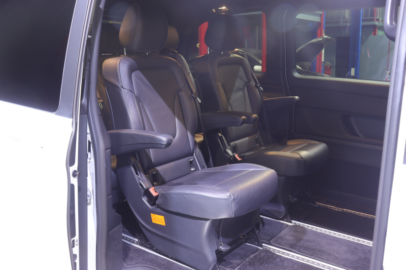 メルセデスベンツ Vクラス V220d ｽﾎﾟｰﾂ ﾚｻﾞｰP ﾚｰﾀﾞｰSP　1ｵｰﾅｰ 黒本革 8.4ｲﾝﾁﾜｲﾄﾞﾃﾞｨｽﾌﾟﾚｲ ALPINEﾌﾘｯﾌﾟﾀﾞｳﾝﾓﾆﾀｰ 360ｶﾒﾗ ｱｸﾃｨﾌﾞｸﾙｺﾝ ﾚｰﾝｷｰﾌﾟ ﾌﾞﾗｲﾝﾄﾞｽﾎﾟｯﾄ AMGｴｱﾛ　2年保証