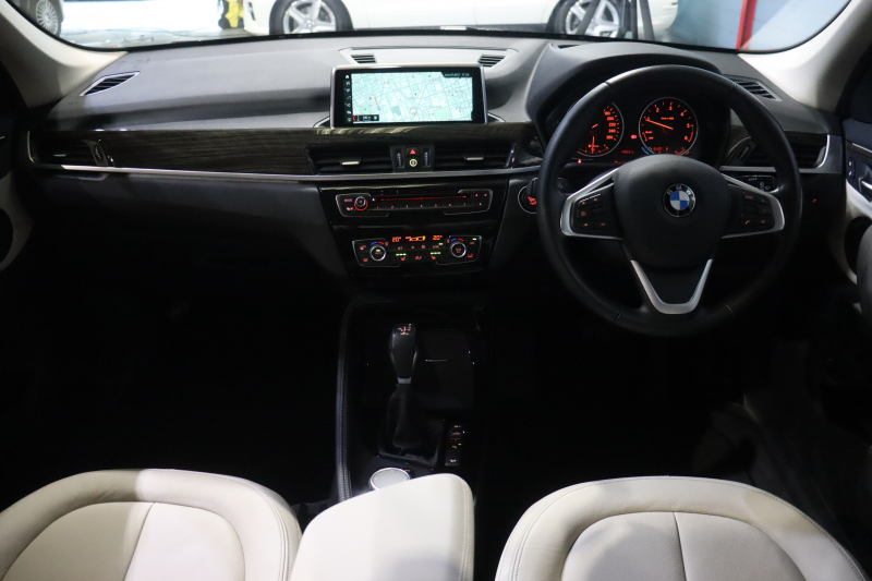 BMW X1 xDrive 18d Xﾗｲﾝ ﾊｲﾗｲﾝ&ｺﾝﾌｫｰﾄP ｱﾄﾞﾊﾞﾝｽﾄﾞｱｸﾃｨﾌﾞSP　中期 1ｵｰﾅｰ ﾀﾞｺﾀﾚｻﾞｰ(ｵｲｽﾀｰ) 第6世代iDriveﾅﾋﾞ ｱｸﾃｨﾌﾞｸﾙｺﾝ ﾍｯﾄﾞｱｯﾌﾟﾃﾞｨｽﾌﾟﾚｲ ｽﾗｲﾃﾞｨﾝｸﾞﾘﾔｼｰﾄ LEDﾍｯﾄﾞﾗｲﾄ 専用ｴｸｽﾃﾘｱ&18ｲﾝﾁｱﾙﾐ　2年保証