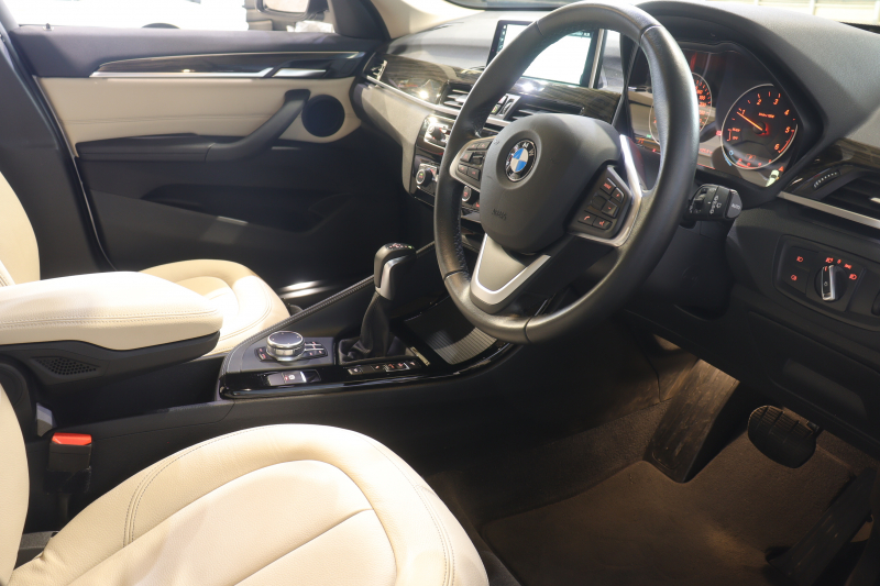 BMW X1 xDrive 18d Xﾗｲﾝ ﾊｲﾗｲﾝ&ｺﾝﾌｫｰﾄP ｱﾄﾞﾊﾞﾝｽﾄﾞｱｸﾃｨﾌﾞSP　中期 1ｵｰﾅｰ ﾀﾞｺﾀﾚｻﾞｰ(ｵｲｽﾀｰ) 第6世代iDriveﾅﾋﾞ ｱｸﾃｨﾌﾞｸﾙｺﾝ ﾍｯﾄﾞｱｯﾌﾟﾃﾞｨｽﾌﾟﾚｲ ｽﾗｲﾃﾞｨﾝｸﾞﾘﾔｼｰﾄ LEDﾍｯﾄﾞﾗｲﾄ 専用ｴｸｽﾃﾘｱ&18ｲﾝﾁｱﾙﾐ　2年保証