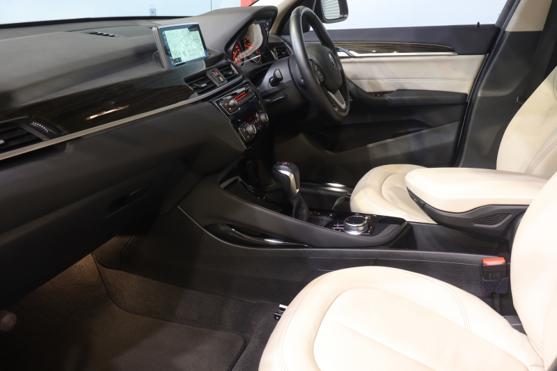 BMW X1 xDrive 18d Xﾗｲﾝ ﾊｲﾗｲﾝ&ｺﾝﾌｫｰﾄP ｱﾄﾞﾊﾞﾝｽﾄﾞｱｸﾃｨﾌﾞSP　中期 1ｵｰﾅｰ ﾀﾞｺﾀﾚｻﾞｰ(ｵｲｽﾀｰ) 第6世代iDriveﾅﾋﾞ ｱｸﾃｨﾌﾞｸﾙｺﾝ ﾍｯﾄﾞｱｯﾌﾟﾃﾞｨｽﾌﾟﾚｲ ｽﾗｲﾃﾞｨﾝｸﾞﾘﾔｼｰﾄ LEDﾍｯﾄﾞﾗｲﾄ 専用ｴｸｽﾃﾘｱ&18ｲﾝﾁｱﾙﾐ　2年保証