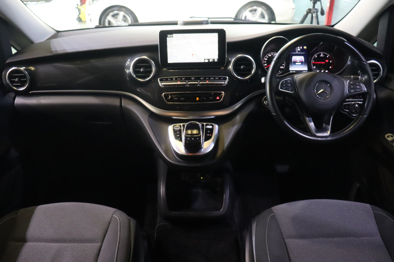 メルセデスベンツ Vクラス V220d ﾚｰﾀﾞｰSP　ｱｸﾃｨﾌﾞｸﾙｺﾝ ﾚｰﾝｷｰﾌﾟ ﾌﾞﾗｲﾝﾄﾞｽﾎﾟｯﾄｱｼｽﾄ 黒ﾌｧﾌﾞﾘｯｸｼｰﾄ ｼｰﾄﾋｰﾀｰ ﾒﾓﾘｰ機能 ﾊﾟﾜｰｼｰﾄ 8.4ｲﾝﾁﾜｲﾄﾞﾅﾋﾞ 360ｶﾒﾗ LEDﾍｯﾄﾞﾗｲﾄ 17ｲﾝﾁAW　2年保証