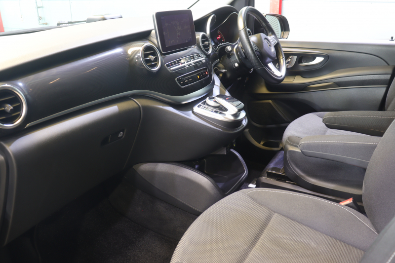 メルセデスベンツ Vクラス V220d ﾚｰﾀﾞｰSP　ｱｸﾃｨﾌﾞｸﾙｺﾝ ﾚｰﾝｷｰﾌﾟ ﾌﾞﾗｲﾝﾄﾞｽﾎﾟｯﾄｱｼｽﾄ 黒ﾌｧﾌﾞﾘｯｸｼｰﾄ ｼｰﾄﾋｰﾀｰ ﾒﾓﾘｰ機能 ﾊﾟﾜｰｼｰﾄ 8.4ｲﾝﾁﾜｲﾄﾞﾅﾋﾞ 360ｶﾒﾗ LEDﾍｯﾄﾞﾗｲﾄ 17ｲﾝﾁAW　2年保証