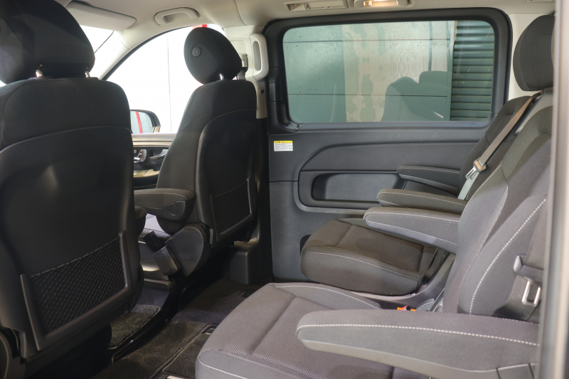 メルセデスベンツ Vクラス V220d ﾚｰﾀﾞｰSP　ｱｸﾃｨﾌﾞｸﾙｺﾝ ﾚｰﾝｷｰﾌﾟ ﾌﾞﾗｲﾝﾄﾞｽﾎﾟｯﾄｱｼｽﾄ 黒ﾌｧﾌﾞﾘｯｸｼｰﾄ ｼｰﾄﾋｰﾀｰ ﾒﾓﾘｰ機能 ﾊﾟﾜｰｼｰﾄ 8.4ｲﾝﾁﾜｲﾄﾞﾅﾋﾞ 360ｶﾒﾗ LEDﾍｯﾄﾞﾗｲﾄ 17ｲﾝﾁAW　2年保証