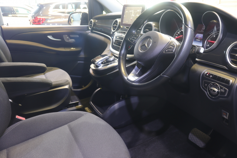 メルセデスベンツ Vクラス V220d ﾚｰﾀﾞｰSP　ｱｸﾃｨﾌﾞｸﾙｺﾝ ﾚｰﾝｷｰﾌﾟ ﾌﾞﾗｲﾝﾄﾞｽﾎﾟｯﾄｱｼｽﾄ 黒ﾌｧﾌﾞﾘｯｸｼｰﾄ ｼｰﾄﾋｰﾀｰ ﾒﾓﾘｰ機能 ﾊﾟﾜｰｼｰﾄ 8.4ｲﾝﾁﾜｲﾄﾞﾅﾋﾞ 360ｶﾒﾗ LEDﾍｯﾄﾞﾗｲﾄ 17ｲﾝﾁAW　2年保証