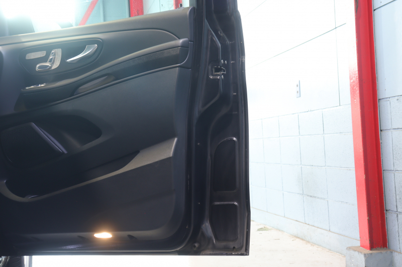 メルセデスベンツ Vクラス V220d ﾚｰﾀﾞｰSP　ｱｸﾃｨﾌﾞｸﾙｺﾝ ﾚｰﾝｷｰﾌﾟ ﾌﾞﾗｲﾝﾄﾞｽﾎﾟｯﾄｱｼｽﾄ 黒ﾌｧﾌﾞﾘｯｸｼｰﾄ ｼｰﾄﾋｰﾀｰ ﾒﾓﾘｰ機能 ﾊﾟﾜｰｼｰﾄ 8.4ｲﾝﾁﾜｲﾄﾞﾅﾋﾞ 360ｶﾒﾗ LEDﾍｯﾄﾞﾗｲﾄ 17ｲﾝﾁAW　2年保証