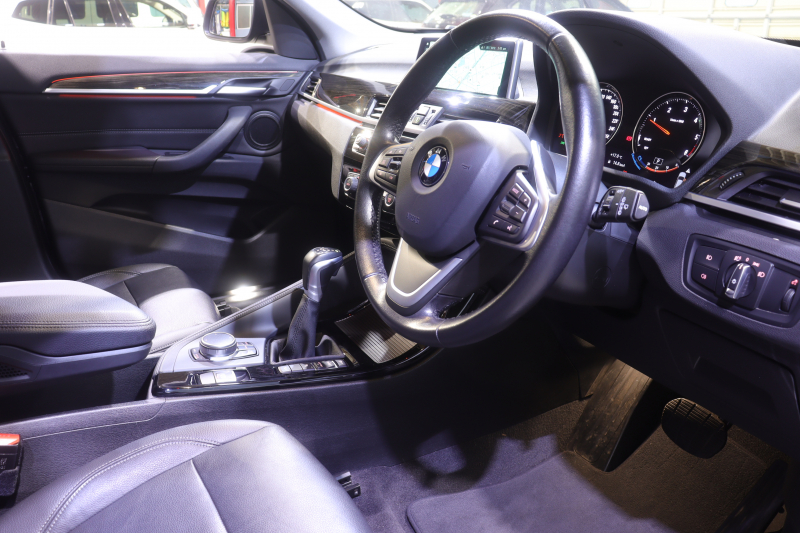 BMW X1 xDrive 18d Xﾗｲﾝ ﾊｲﾗｲﾝ&ｺﾝﾌｫｰﾄP ｱﾄﾞﾊﾞﾝｽﾄﾞｱｸﾃｨﾌﾞSP　中期 ﾀﾞｺﾀﾚｻﾞｰ(ﾌﾞﾗｯｸ) 第6世代iDriveﾅﾋ ｱｸﾃｨﾌﾞｸﾙｺﾝ ﾍｯﾄﾞｱｯﾌﾟﾃﾞｨｽﾌﾟﾚｲ ｽﾗｲﾃﾞｨﾝｸﾞﾘﾔｼｰﾄ LEDﾍｯﾄﾞﾗｲﾄ 専用ｴｸｽﾃﾘｱ&OP19ｲﾝﾁｱﾙﾐ　2年保証