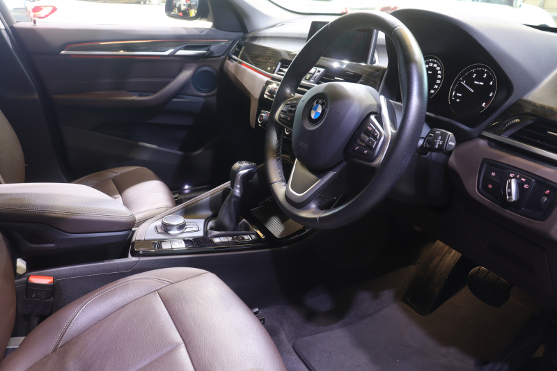 BMW X1 xDrive 18d Xﾗｲﾝ ﾊｲﾗｲﾝ&ｺﾝﾌｫｰﾄP ｱﾄﾞﾊﾞﾝｽﾄﾞｱｸﾃｨﾌﾞSP　中期 ﾀﾞｺﾀﾚｻﾞｰ(ﾓｶ) 第6世代iDriveﾅﾋ ｱｸﾃｨﾌﾞｸﾙｺﾝ ﾍｯﾄﾞｱｯﾌﾟﾃﾞｨｽﾌﾟﾚｲ ｽﾗｲﾃﾞｨﾝｸﾞﾘﾔｼｰﾄ LEDﾍｯﾄﾞﾗｲﾄ 専用ｴｸｽﾃﾘｱ&OP19ｲﾝﾁｱﾙﾐ　2年保証