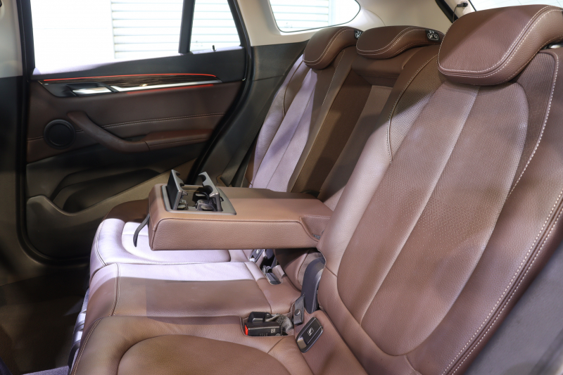 BMW X1 xDrive 18d Xﾗｲﾝ ﾊｲﾗｲﾝ&ｺﾝﾌｫｰﾄP ｱﾄﾞﾊﾞﾝｽﾄﾞｱｸﾃｨﾌﾞSP　中期 ﾀﾞｺﾀﾚｻﾞｰ(ﾓｶ) 第6世代iDriveﾅﾋ ｱｸﾃｨﾌﾞｸﾙｺﾝ ﾍｯﾄﾞｱｯﾌﾟﾃﾞｨｽﾌﾟﾚｲ ｽﾗｲﾃﾞｨﾝｸﾞﾘﾔｼｰﾄ LEDﾍｯﾄﾞﾗｲﾄ 専用ｴｸｽﾃﾘｱ&OP19ｲﾝﾁｱﾙﾐ　2年保証