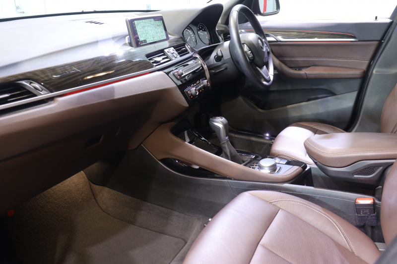 BMW X1 xDrive 18d Xﾗｲﾝ ﾊｲﾗｲﾝ&ｺﾝﾌｫｰﾄP ｱﾄﾞﾊﾞﾝｽﾄﾞｱｸﾃｨﾌﾞSP　中期 ﾀﾞｺﾀﾚｻﾞｰ(ﾓｶ) 第6世代iDriveﾅﾋ ｱｸﾃｨﾌﾞｸﾙｺﾝ ﾍｯﾄﾞｱｯﾌﾟﾃﾞｨｽﾌﾟﾚｲ ｽﾗｲﾃﾞｨﾝｸﾞﾘﾔｼｰﾄ LEDﾍｯﾄﾞﾗｲﾄ 専用ｴｸｽﾃﾘｱ&OP19ｲﾝﾁｱﾙﾐ　2年保証