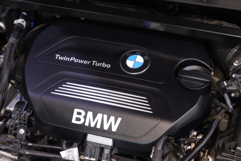 BMW X1 xDrive 18d Xﾗｲﾝ ﾊｲﾗｲﾝ&ｺﾝﾌｫｰﾄP ｱﾄﾞﾊﾞﾝｽﾄﾞｱｸﾃｨﾌﾞSP　中期 ﾀﾞｺﾀﾚｻﾞｰ(ﾓｶ) 第6世代iDriveﾅﾋ ｱｸﾃｨﾌﾞｸﾙｺﾝ ﾍｯﾄﾞｱｯﾌﾟﾃﾞｨｽﾌﾟﾚｲ ｽﾗｲﾃﾞｨﾝｸﾞﾘﾔｼｰﾄ LEDﾍｯﾄﾞﾗｲﾄ 専用ｴｸｽﾃﾘｱ&OP19ｲﾝﾁｱﾙﾐ　2年保証