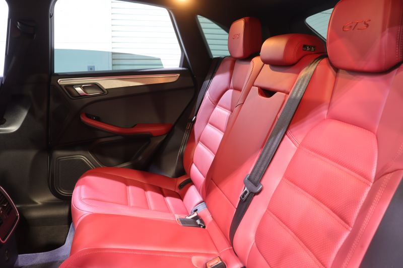 ポルシェ マカン GTS ｽﾎﾟｰﾂｸﾛﾉP　1ｵｰﾅｰ PASM ﾂｰﾄﾝﾚｻﾞｰｲﾝﾃﾘｱ(ﾚｯﾄﾞ/ﾌﾞﾗｯｸ) PCMﾅﾋﾞ CarPlay ﾊﾞｯｸｶﾒﾗ ｼｰﾄﾋｰﾀｰ ﾚｰﾝﾃﾞｨﾊﾟｰﾁｬｳｫｰﾆﾝｸﾞ ｷｾﾉﾝ 20ｲﾝﾁRSｽﾊﾟｲﾀﾞｰAW ｶﾗｰｸﾚｽﾄ　2年保証