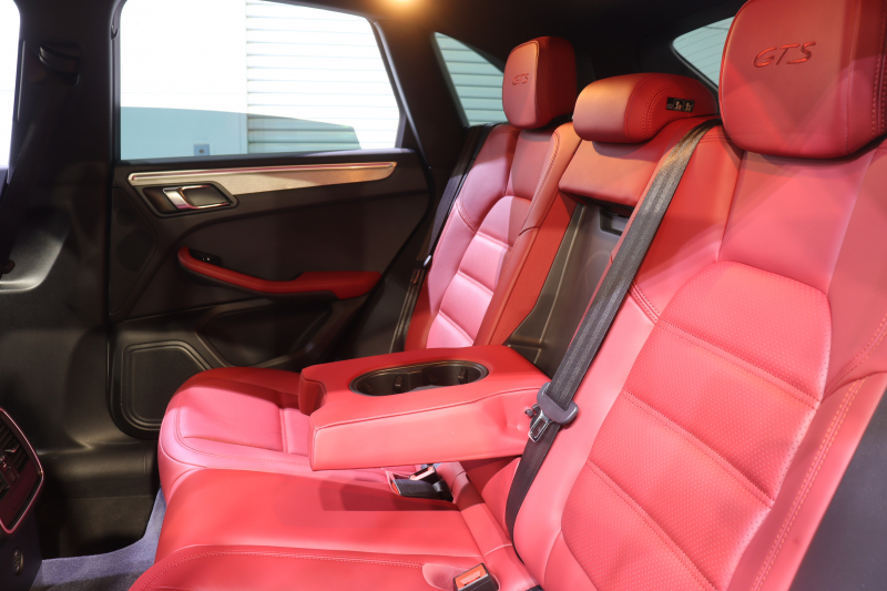 ポルシェ マカン GTS ｽﾎﾟｰﾂｸﾛﾉP　1ｵｰﾅｰ PASM ﾂｰﾄﾝﾚｻﾞｰｲﾝﾃﾘｱ(ﾚｯﾄﾞ/ﾌﾞﾗｯｸ) PCMﾅﾋﾞ CarPlay ﾊﾞｯｸｶﾒﾗ ｼｰﾄﾋｰﾀｰ ﾚｰﾝﾃﾞｨﾊﾟｰﾁｬｳｫｰﾆﾝｸﾞ ｷｾﾉﾝ 20ｲﾝﾁRSｽﾊﾟｲﾀﾞｰAW ｶﾗｰｸﾚｽﾄ　2年保証