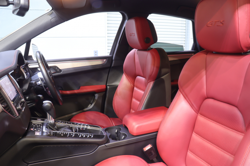 ポルシェ マカン GTS ｽﾎﾟｰﾂｸﾛﾉP　1ｵｰﾅｰ PASM ﾂｰﾄﾝﾚｻﾞｰｲﾝﾃﾘｱ(ﾚｯﾄﾞ/ﾌﾞﾗｯｸ) PCMﾅﾋﾞ CarPlay ﾊﾞｯｸｶﾒﾗ ｼｰﾄﾋｰﾀｰ ﾚｰﾝﾃﾞｨﾊﾟｰﾁｬｳｫｰﾆﾝｸﾞ ｷｾﾉﾝ 20ｲﾝﾁRSｽﾊﾟｲﾀﾞｰAW ｶﾗｰｸﾚｽﾄ　2年保証