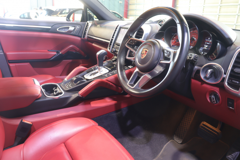 ポルシェ カイエン ﾌﾟﾗﾁﾅｴﾃﾞｨｼｮﾝ　別仕様車 後期ﾓﾃﾞﾙ MY17 ｱｸﾃｨﾌﾞｸﾙｺﾝ ﾚｰﾝﾁｪﾝｼﾞ ﾂｰﾄﾝﾚｻﾞｰｲﾝﾃﾘｱ(ﾚｯﾄﾞ/ﾌﾞﾗｯｸ) 赤革ｼｰﾄ 14way電動ｼｰﾄ ﾊﾟﾉﾗﾏｻﾝﾙｰﾌ PCMﾅﾋﾞ BOSEｻｳﾝﾄﾞ CarPlay 20ｲﾝﾁRSｽﾊﾟｲﾀﾞｰAW　2年保証