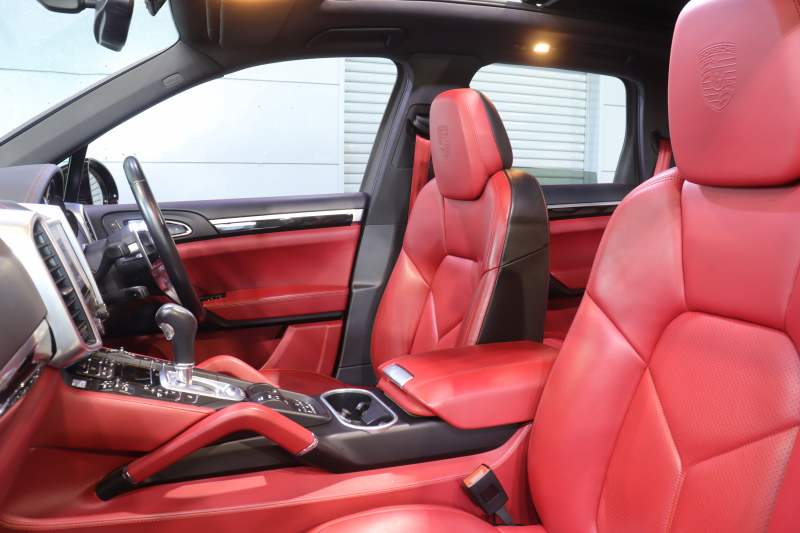 ポルシェ カイエン ﾌﾟﾗﾁﾅｴﾃﾞｨｼｮﾝ　別仕様車 後期ﾓﾃﾞﾙ MY17 ｱｸﾃｨﾌﾞｸﾙｺﾝ ﾚｰﾝﾁｪﾝｼﾞ ﾂｰﾄﾝﾚｻﾞｰｲﾝﾃﾘｱ(ﾚｯﾄﾞ/ﾌﾞﾗｯｸ) 赤革ｼｰﾄ 14way電動ｼｰﾄ ﾊﾟﾉﾗﾏｻﾝﾙｰﾌ PCMﾅﾋﾞ BOSEｻｳﾝﾄﾞ CarPlay 20ｲﾝﾁRSｽﾊﾟｲﾀﾞｰAW　2年保証