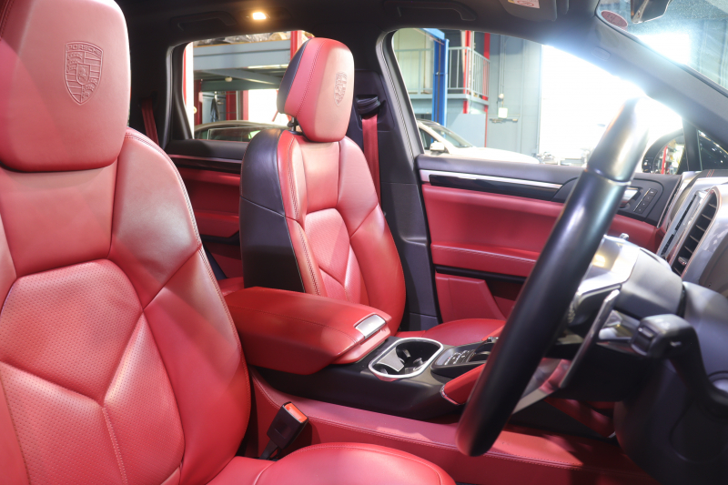 ポルシェ カイエン ﾌﾟﾗﾁﾅｴﾃﾞｨｼｮﾝ　別仕様車 後期ﾓﾃﾞﾙ MY17 ｱｸﾃｨﾌﾞｸﾙｺﾝ ﾚｰﾝﾁｪﾝｼﾞ ﾂｰﾄﾝﾚｻﾞｰｲﾝﾃﾘｱ(ﾚｯﾄﾞ/ﾌﾞﾗｯｸ) 赤革ｼｰﾄ 14way電動ｼｰﾄ ﾊﾟﾉﾗﾏｻﾝﾙｰﾌ PCMﾅﾋﾞ BOSEｻｳﾝﾄﾞ CarPlay 20ｲﾝﾁRSｽﾊﾟｲﾀﾞｰAW　2年保証