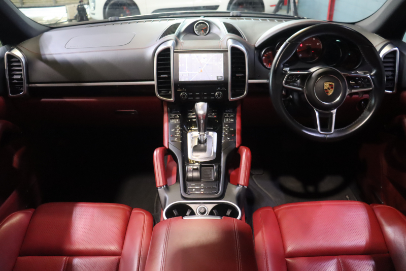 ポルシェ カイエン ﾌﾟﾗﾁﾅｴﾃﾞｨｼｮﾝ　別仕様車 後期ﾓﾃﾞﾙ MY17 ｱｸﾃｨﾌﾞｸﾙｺﾝ ﾚｰﾝﾁｪﾝｼﾞ ﾂｰﾄﾝﾚｻﾞｰｲﾝﾃﾘｱ(ﾚｯﾄﾞ/ﾌﾞﾗｯｸ) 赤革ｼｰﾄ 14way電動ｼｰﾄ ﾊﾟﾉﾗﾏｻﾝﾙｰﾌ PCMﾅﾋﾞ BOSEｻｳﾝﾄﾞ CarPlay 20ｲﾝﾁRSｽﾊﾟｲﾀﾞｰAW　2年保証