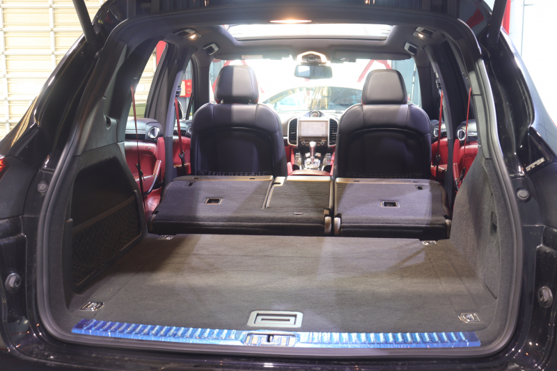 ポルシェ カイエン ﾌﾟﾗﾁﾅｴﾃﾞｨｼｮﾝ　別仕様車 後期ﾓﾃﾞﾙ MY17 ｱｸﾃｨﾌﾞｸﾙｺﾝ ﾚｰﾝﾁｪﾝｼﾞ ﾂｰﾄﾝﾚｻﾞｰｲﾝﾃﾘｱ(ﾚｯﾄﾞ/ﾌﾞﾗｯｸ) 赤革ｼｰﾄ 14way電動ｼｰﾄ ﾊﾟﾉﾗﾏｻﾝﾙｰﾌ PCMﾅﾋﾞ BOSEｻｳﾝﾄﾞ CarPlay 20ｲﾝﾁRSｽﾊﾟｲﾀﾞｰAW　2年保証