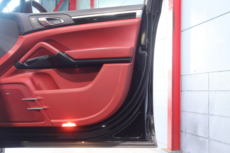 ポルシェ カイエン ﾌﾟﾗﾁﾅｴﾃﾞｨｼｮﾝ　別仕様車 後期ﾓﾃﾞﾙ MY17 ｱｸﾃｨﾌﾞｸﾙｺﾝ ﾚｰﾝﾁｪﾝｼﾞ ﾂｰﾄﾝﾚｻﾞｰｲﾝﾃﾘｱ(ﾚｯﾄﾞ/ﾌﾞﾗｯｸ) 赤革ｼｰﾄ 14way電動ｼｰﾄ ﾊﾟﾉﾗﾏｻﾝﾙｰﾌ PCMﾅﾋﾞ BOSEｻｳﾝﾄﾞ CarPlay 20ｲﾝﾁRSｽﾊﾟｲﾀﾞｰAW　2年保証