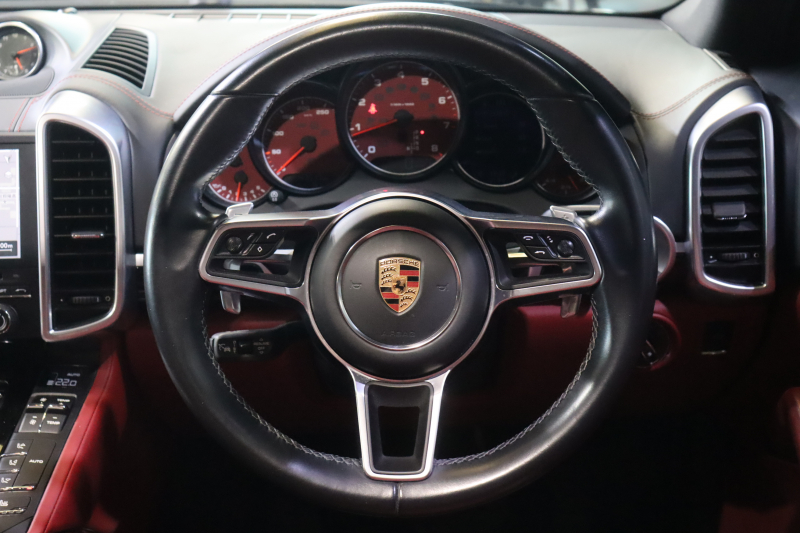 ポルシェ カイエン ﾌﾟﾗﾁﾅｴﾃﾞｨｼｮﾝ　別仕様車 後期ﾓﾃﾞﾙ MY17 ｱｸﾃｨﾌﾞｸﾙｺﾝ ﾚｰﾝﾁｪﾝｼﾞ ﾂｰﾄﾝﾚｻﾞｰｲﾝﾃﾘｱ(ﾚｯﾄﾞ/ﾌﾞﾗｯｸ) 赤革ｼｰﾄ 14way電動ｼｰﾄ ﾊﾟﾉﾗﾏｻﾝﾙｰﾌ PCMﾅﾋﾞ BOSEｻｳﾝﾄﾞ CarPlay 20ｲﾝﾁRSｽﾊﾟｲﾀﾞｰAW　2年保証