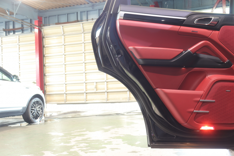 ポルシェ カイエン ﾌﾟﾗﾁﾅｴﾃﾞｨｼｮﾝ　別仕様車 後期ﾓﾃﾞﾙ MY17 ｱｸﾃｨﾌﾞｸﾙｺﾝ ﾚｰﾝﾁｪﾝｼﾞ ﾂｰﾄﾝﾚｻﾞｰｲﾝﾃﾘｱ(ﾚｯﾄﾞ/ﾌﾞﾗｯｸ) 赤革ｼｰﾄ 14way電動ｼｰﾄ ﾊﾟﾉﾗﾏｻﾝﾙｰﾌ PCMﾅﾋﾞ BOSEｻｳﾝﾄﾞ CarPlay 20ｲﾝﾁRSｽﾊﾟｲﾀﾞｰAW　2年保証