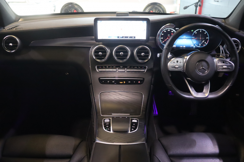 メルセデスベンツ GLC GLC220d 4MATIC AMGﾗｲﾝ ﾚｻﾞｰｴｸｽｸﾙｰｼﾌﾞP ﾚｰﾀﾞｰSP　黒本革 ﾘﾗｸｾﾞｰｼｮﾝ ﾊﾟﾉﾗﾏｻﾝﾙｰﾌ 10.25ｲﾝﾁﾜｲﾄﾞﾅﾋﾞ 12.3ｲﾝﾁｺｸﾋﾟｯﾄﾃﾞｨｽﾌﾟﾚｲ Burmester ｱｸﾃｨﾌﾞｸﾙｺﾝ ﾏﾙﾁﾋﾞｰﾑLED ﾍｯﾄﾞｱｯﾌﾟﾃﾞｨｽﾌﾟﾚｲ　2年保証