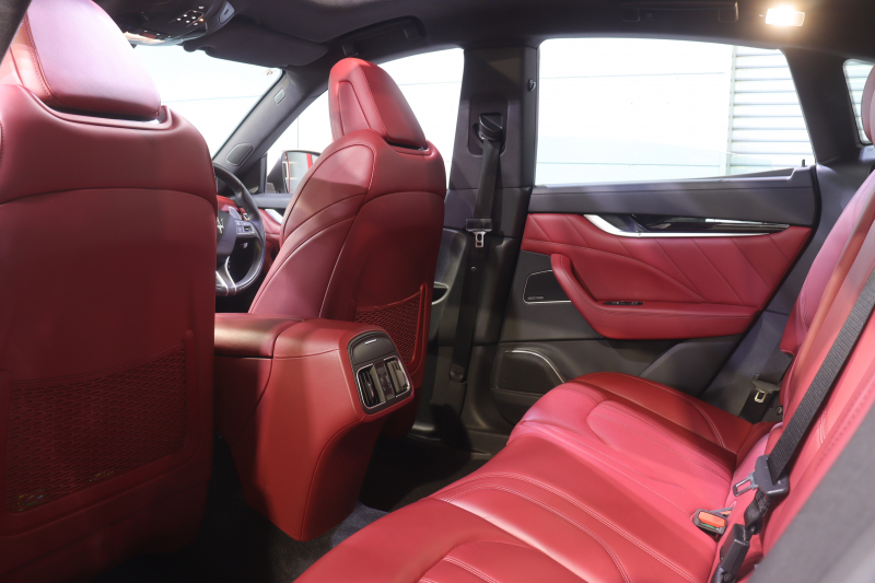 マセラティ レヴァンテ ｸﾞﾗﾝｽﾎﾟｰﾂ　後期 NEWｼﾌﾄ ADAS ACC ﾚｰﾝｷｰﾌﾟ ﾌﾞﾗｲﾝﾄﾞｽﾎﾟｯﾄ ﾚｯﾄﾞﾚｻﾞｰｼｰﾄ ﾊﾟﾉﾗﾏｻﾝﾙｰﾌ MTCﾅﾋﾞ ﾌﾙｾｸﾞTV harman/kardon CarPlar ｽｶｲﾌｯｸ LEDﾍｯﾄﾞﾗｲﾄ ｿﾌﾄﾄﾞｱｸﾛｰｼﾞｬｰ 自動ﾘｱｹﾞｰﾄ 21ｲﾝﾁﾍﾘｵｽAW 　2年保証