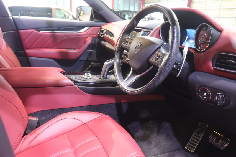 マセラティ レヴァンテ ｸﾞﾗﾝｽﾎﾟｰﾂ　後期 NEWｼﾌﾄ ADAS ACC ﾚｰﾝｷｰﾌﾟ ﾌﾞﾗｲﾝﾄﾞｽﾎﾟｯﾄ ﾚｯﾄﾞﾚｻﾞｰｼｰﾄ ﾊﾟﾉﾗﾏｻﾝﾙｰﾌ MTCﾅﾋﾞ ﾌﾙｾｸﾞTV harman/kardon CarPlar ｽｶｲﾌｯｸ LEDﾍｯﾄﾞﾗｲﾄ ｿﾌﾄﾄﾞｱｸﾛｰｼﾞｬｰ 自動ﾘｱｹﾞｰﾄ 21ｲﾝﾁﾍﾘｵｽAW 　2年保証