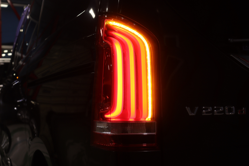 メルセデスベンツ Vクラス V220d ﾚｰﾀﾞｰSP　ｱｸﾃｨﾌﾞｸﾙｺﾝ ﾚｰﾝｷｰﾌﾟ ﾌﾞﾗｲﾝﾄﾞｽﾎﾟｯﾄｱｼｽﾄ 黒ﾌｧﾌﾞﾘｯｸｼｰﾄ ｼｰﾄﾋｰﾀｰ ﾒﾓﾘｰ機能 ﾊﾟﾜｰｼｰﾄ 8.4ｲﾝﾁﾜｲﾄﾞﾅﾋﾞ 360ｶﾒﾗ LEDﾍｯﾄﾞﾗｲﾄ 17ｲﾝﾁAW　2年保証