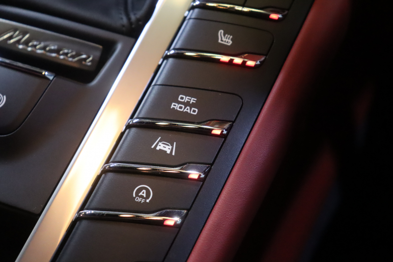 ポルシェ マカン ﾀｰﾎﾞ ｽﾎﾟｰﾂｸﾛﾉP　PASM ﾂｰﾄﾝﾚｻﾞｰｲﾝﾃﾘｱ(ﾌﾞﾗｯｸ/ﾚｯﾄﾞ) PCMﾅﾋﾞ CarPlay BOSEｻｳﾝﾄﾞ ﾚｰﾝﾃﾞｨﾊﾟｰﾁｬｳｫｰﾆﾝｸﾞ LEDﾍｯﾄﾞﾗｲﾄ ｴﾝﾄﾘｰﾄﾞﾗｲﾌﾞ BBS21ｲﾝﾁAW　2年保証