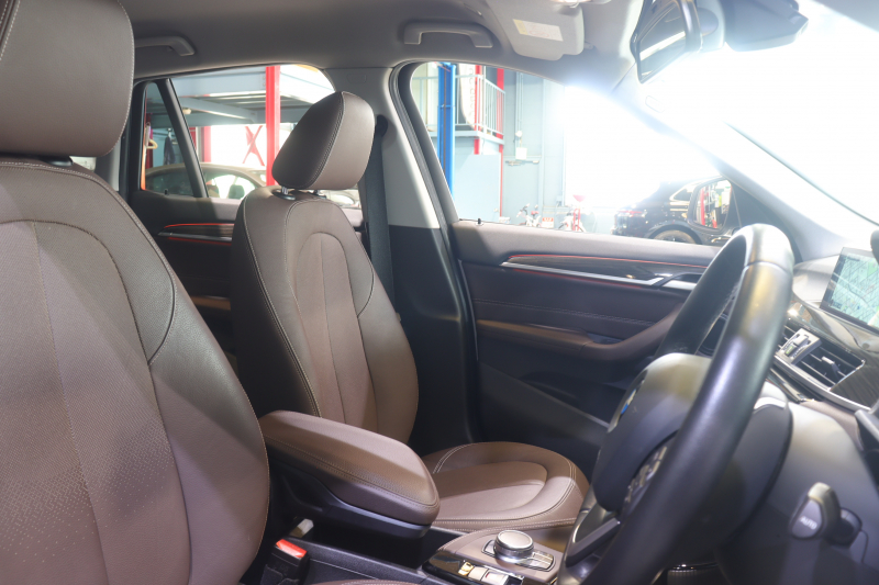 BMW X1 X1 xDrive 18d Xﾗｲﾝ　ﾄﾞﾗｲﾋﾞﾝｸﾞｱｼｽﾄﾌﾟﾗｽ ﾓｶﾚｻﾞｰ 純正ﾅﾋﾞ ﾍｯﾄﾞｱｯﾌﾟﾃﾞｨｽﾌﾟﾚｲ ｱｸﾃｨﾌﾞｸﾙｺﾝ LEDﾍｯﾄﾞﾗｲﾄ ｱﾝﾋﾞｴﾝﾄﾗｲﾄ 専用ｴｸｽﾃﾘｱ ｳｯﾄﾞｲﾝﾃﾘｱﾄﾘﾑ OP19ｲﾝﾁAW 有償色　2年保証