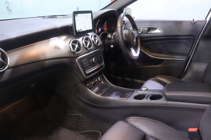 メルセデスベンツ GLA GLA220 4MATIC ﾚｻﾞｰｴｸｽｸﾙｰｼﾌﾞ&ﾌﾟﾚﾐｱﾑP ﾚｰﾀﾞｰSP　後期ﾓﾃﾞﾙ 黒本革 ﾊﾟﾉﾗﾏｻﾝﾙｰﾌ 8ｲﾝﾁﾜｲﾄﾞﾅﾋﾞ CarPlay harman/kardonｻｳﾝﾄﾞ LEDﾍｯﾄﾞﾗｲﾄ ｱｸﾃｨﾌﾞｸﾙｺﾝ 自動ﾘｱｹﾞｰﾄ 18ｲﾝﾁｱﾙﾐ　2年保証