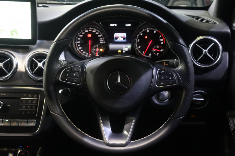 メルセデスベンツ GLA GLA220 4MATIC ﾌﾟﾚﾐｱﾑP ﾚｰﾀﾞｰSP　後期ﾓﾃﾞﾙ 黒革 ﾊﾟﾉﾗﾏｻﾝﾙｰﾌ 8ｲﾝﾁﾜｲﾄﾞﾅﾋﾞ CarPlay harman/kardonｻｳﾝﾄﾞ LEDﾍｯﾄﾞﾗｲﾄ ｱｸﾃｨﾌﾞｸﾙｺﾝ 自動ﾘｱｹﾞｰﾄ 18ｲﾝﾁｱﾙﾐ　2年保証