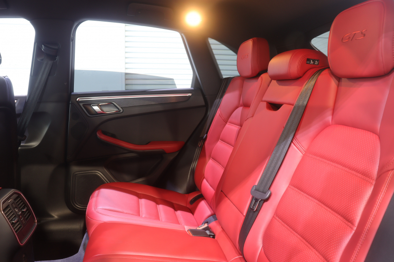 ポルシェ マカン GTS ｽﾎﾟｰﾂｸﾛﾉP　PASM ﾂｰﾄﾝﾚｻﾞｰｲﾝﾃﾘｱ(ﾌﾞﾗｯｸ/ﾚｯﾄﾞ) PCMﾅﾋﾞ CarPlay ｱｸﾃｨﾌﾞｸﾙｺﾝ ｽﾎﾟｰﾂｴｸﾞｿﾞｰｽﾄ LEDﾍｯﾄﾞﾗｲﾄ ｴﾝﾄﾘｰﾄﾞﾗｲﾌﾞ 20ｲﾝﾁRSｽﾊﾟｲﾀﾞｰAW　2年保証