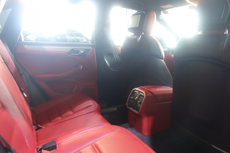 ポルシェ マカン GTS ｽﾎﾟｰﾂｸﾛﾉP　PASM ﾂｰﾄﾝﾚｻﾞｰｲﾝﾃﾘｱ(ﾌﾞﾗｯｸ/ﾚｯﾄﾞ) PCMﾅﾋﾞ CarPlay ｱｸﾃｨﾌﾞｸﾙｺﾝ ｽﾎﾟｰﾂｴｸﾞｿﾞｰｽﾄ LEDﾍｯﾄﾞﾗｲﾄ ｴﾝﾄﾘｰﾄﾞﾗｲﾌﾞ 20ｲﾝﾁRSｽﾊﾟｲﾀﾞｰAW　2年保証