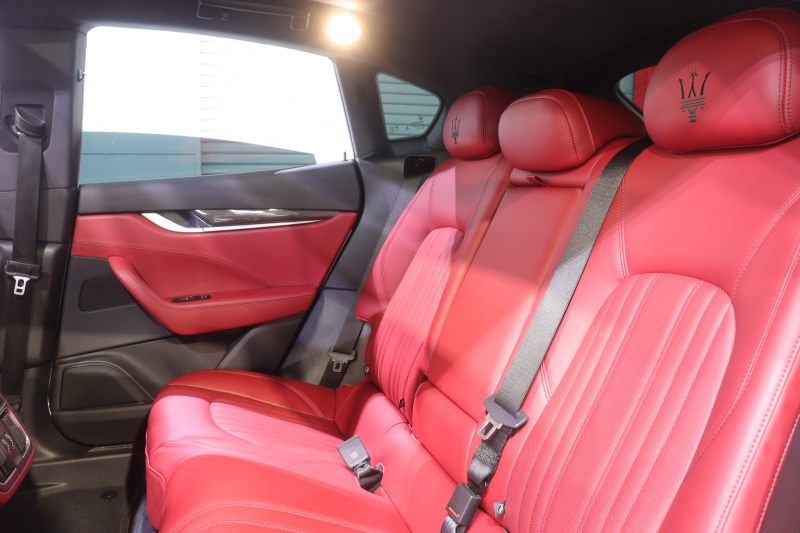 マセラティ レヴァンテ S　ﾚｯﾄﾞﾚｻﾞｰｼｰﾄ ｼｰﾄﾋｰﾀｰ ﾍﾞﾝﾁﾚｰｼｮﾝ ﾊﾟﾉﾗﾏｻﾝﾙｰﾌ MTCﾅﾋﾞ CarPlay ﾌﾙｾｸﾞTV ﾌﾟｯｼｭｽﾀｰﾄ ｱｸﾃｨﾌﾞｸﾙｺﾝ ﾚｰﾝｾﾝｽ  ﾌﾞﾗｲﾝﾄﾞｽﾎﾟｯﾄﾓﾆﾀｰ 360ｶﾒﾗ 自動ﾘｱｹﾞｰﾄ 21ｲﾝﾁｱﾝﾃｰｵAW　2年保証