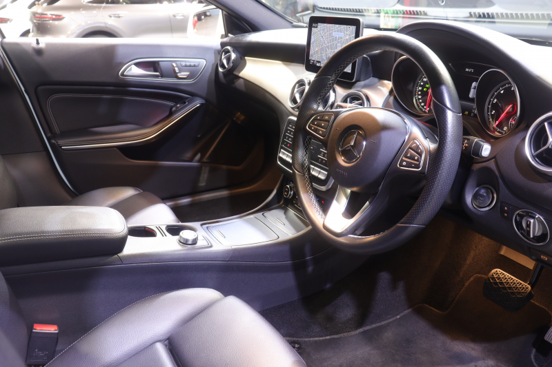 メルセデスベンツ GLA GLA220 4MATIC ﾌﾟﾚﾐｱﾑ&ﾚｰﾀﾞｰPKG　後期ﾓﾃﾞﾙ ACC 黒革 ﾊﾟﾉﾗﾏｻﾝﾙｰﾌ 8ｲﾝﾁﾜｲﾄﾞﾅﾋﾞ CarPlay harman/kardonｻｳﾝﾄﾞ LEDﾍｯﾄﾞﾗｲﾄ 自動ﾘｱｹﾞｰﾄ 18ｲﾝﾁAW　2年保証付