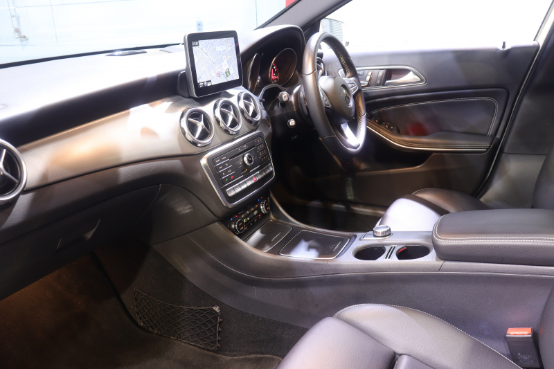 メルセデスベンツ GLA GLA220 4MATIC ﾌﾟﾚﾐｱﾑ&ﾚｰﾀﾞｰPKG　後期ﾓﾃﾞﾙ ACC 黒革 ﾊﾟﾉﾗﾏｻﾝﾙｰﾌ 8ｲﾝﾁﾜｲﾄﾞﾅﾋﾞ CarPlay harman/kardonｻｳﾝﾄﾞ LEDﾍｯﾄﾞﾗｲﾄ 自動ﾘｱｹﾞｰﾄ 18ｲﾝﾁAW　2年保証付