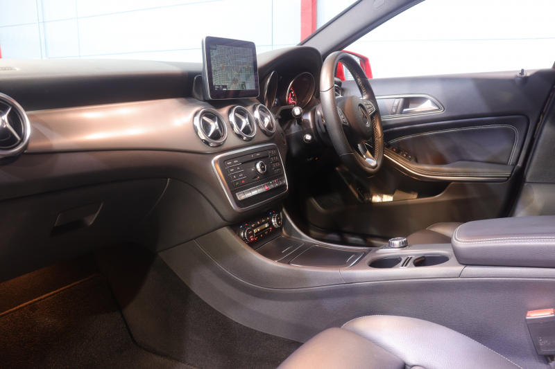 メルセデスベンツ GLA GLA220 4MATIC ﾚｰﾀﾞｰSP　後期ﾓﾃﾞﾙ 黒革 ｼｰﾄﾋｰﾀｰ 純正HDDﾅﾋﾞ TV Bｶﾒﾗ Blouetoothｵｰﾃﾞｨｵ LEDﾍｯﾄﾞﾗｲﾄ ｱｸﾃｨﾌﾞｸﾙｺﾝ 自動ﾘｱｹﾞｰﾄ 純正18ｲﾝﾁAW　2年保証