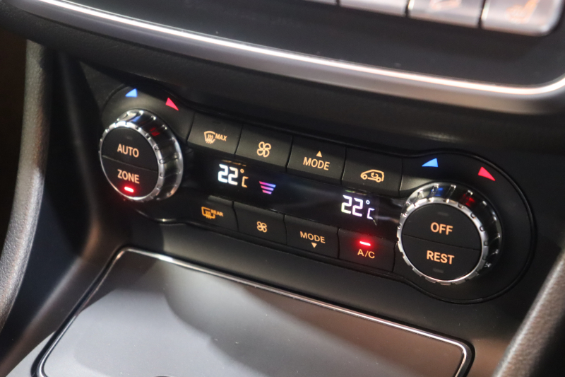 メルセデスベンツ GLA GLA220 4MATIC ﾚｰﾀﾞｰSP　後期ﾓﾃﾞﾙ 黒革 ｼｰﾄﾋｰﾀｰ 純正HDDﾅﾋﾞ TV Bｶﾒﾗ Blouetoothｵｰﾃﾞｨｵ LEDﾍｯﾄﾞﾗｲﾄ ｱｸﾃｨﾌﾞｸﾙｺﾝ 自動ﾘｱｹﾞｰﾄ 純正18ｲﾝﾁAW　2年保証
