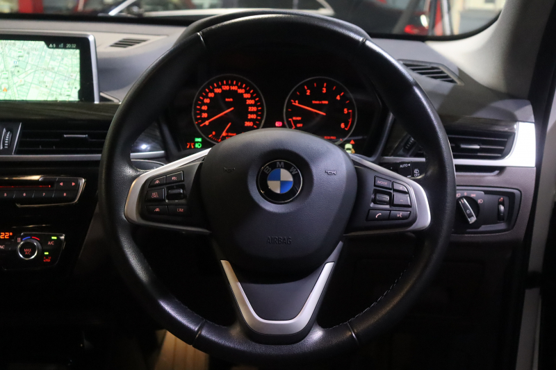BMW X1 X1 xDrive 18d Xﾗｲﾝ ﾊｲﾗｲﾝ&ｺﾝﾌｫｰﾄP　ﾄﾞﾗｲﾋﾞﾝｸﾞｱｼｽﾄﾌﾟﾗｽ ﾓｶﾚｻﾞｰ 純正ﾅﾋﾞ ﾍｯﾄﾞｱｯﾌﾟﾃﾞｨｽﾌﾟﾚｲ ｱｸﾃｨﾌﾞｸﾙｺﾝ LEDﾍｯﾄﾞﾗｲﾄ ｱﾝﾋﾞｴﾝﾄﾗｲﾄ 専用ｴｸｽﾃﾘｱ ｳｯﾄﾞｲﾝﾃﾘｱﾄﾘﾑ OP19ｲﾝﾁAW 有償色　2年保証