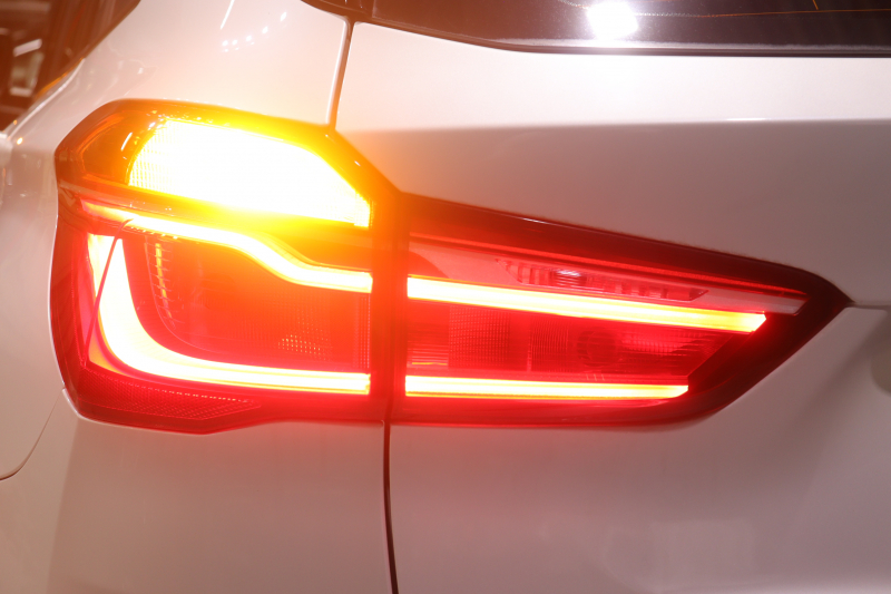 BMW X1 X1 xDrive 18d Xﾗｲﾝ ﾊｲﾗｲﾝ&ｺﾝﾌｫｰﾄP　ﾄﾞﾗｲﾋﾞﾝｸﾞｱｼｽﾄﾌﾟﾗｽ ﾓｶﾚｻﾞｰ 純正ﾅﾋﾞ ﾍｯﾄﾞｱｯﾌﾟﾃﾞｨｽﾌﾟﾚｲ ｱｸﾃｨﾌﾞｸﾙｺﾝ LEDﾍｯﾄﾞﾗｲﾄ ｱﾝﾋﾞｴﾝﾄﾗｲﾄ 専用ｴｸｽﾃﾘｱ ｳｯﾄﾞｲﾝﾃﾘｱﾄﾘﾑ OP19ｲﾝﾁAW 有償色　2年保証