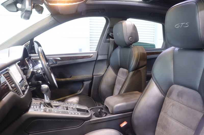 ポルシェ マカン GTS ｽﾎﾟｰﾂｸﾛﾉ&ﾀﾞｰｸｳｫｰﾙﾅｯﾄｲﾝﾃﾘｱPKG　MY17 1ｵｰﾅｰ ACC ｺﾝﾋﾞ革 ﾊﾟﾉﾗﾏｻﾝﾙｰﾌ PCMﾅﾋﾞ Carplay ｽﾎﾟｰﾂｴｸﾞｿﾞｰｽﾄ 自動Rｹﾞｰﾄ RSｽﾊﾟｲﾀﾞｰ20AW　2年保証