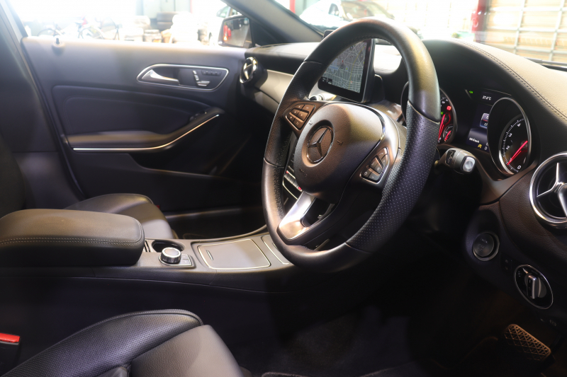 メルセデスベンツ GLA GLA220 4MATIC ﾗｸﾞｼﾞｭｱﾘｰPKG ﾚｰﾀﾞｰSP　後期最終ﾓﾃﾞﾙ ACC BSM 黒革 ﾋｰﾀｰ ﾊﾟﾉﾗﾏSR 純正ﾅﾋﾞ TV Bｶﾒﾗ Blouetoothｵｰﾃﾞｨｵ LEDﾍｯﾄﾞﾗｲﾄ 自動Rｹﾞｰﾄ 純正18ｲﾝﾁAW　2年保証