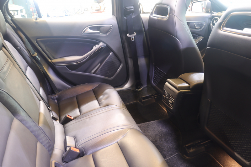 メルセデスベンツ GLA GLA220 4MATIC ﾗｸﾞｼﾞｭｱﾘｰPKG ﾚｰﾀﾞｰSP　後期最終ﾓﾃﾞﾙ ACC BSM 黒革 ﾋｰﾀｰ ﾊﾟﾉﾗﾏSR 純正ﾅﾋﾞ TV Bｶﾒﾗ Blouetoothｵｰﾃﾞｨｵ LEDﾍｯﾄﾞﾗｲﾄ 自動Rｹﾞｰﾄ 純正18ｲﾝﾁAW　2年保証