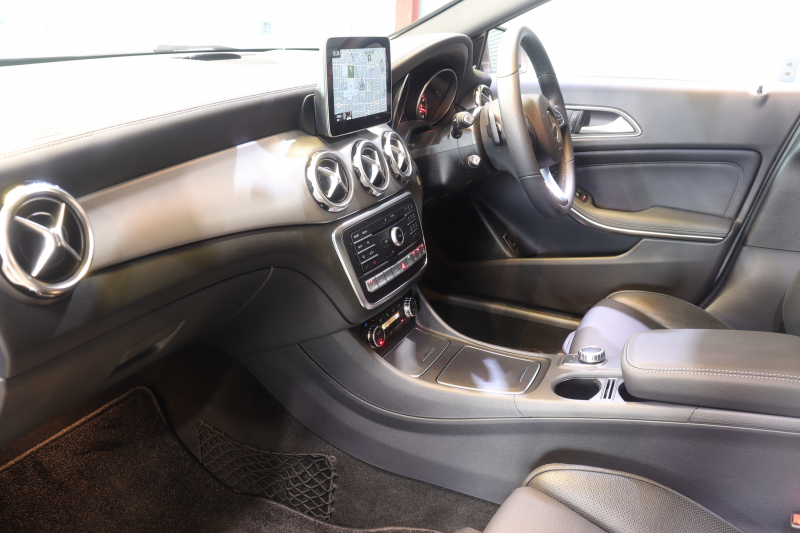 メルセデスベンツ GLA GLA220 4MATIC ﾗｸﾞｼﾞｭｱﾘｰPKG ﾚｰﾀﾞｰSP　後期最終ﾓﾃﾞﾙ ACC BSM 黒革 ﾋｰﾀｰ ﾊﾟﾉﾗﾏSR 純正ﾅﾋﾞ TV Bｶﾒﾗ Blouetoothｵｰﾃﾞｨｵ LEDﾍｯﾄﾞﾗｲﾄ 自動Rｹﾞｰﾄ 純正18ｲﾝﾁAW　2年保証