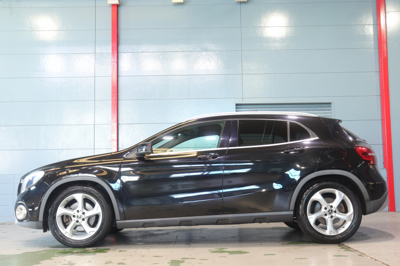 メルセデスベンツ GLA GLA220 4MATIC ﾚｻﾞｰｴｸｽｸﾙｰｼﾌﾞ&ﾌﾟﾚﾐｱﾑ&ﾚｰﾀﾞｰPKG　後期最終ﾓﾃﾞﾙ ｷｰﾚｽｺﾞｰ 黒革 ﾊﾟﾉﾗﾏSR 純正ﾅﾋﾞTV Bｶﾒﾗ harman/kardon LEDﾍｯﾄﾞﾗｲﾄ 自動Rｹﾞｰﾄ 純正18AW　2年保証付