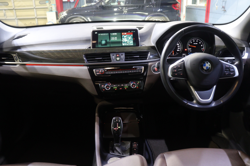 BMW X1 XDrive20i Xﾗｲﾝ ﾊｲﾗｲﾝﾊﾟｯｹｰｼﾞ　ﾓｶﾌﾞﾗｳﾝﾚｻﾞｰ ﾋｰﾀｰ IDriveﾅﾋﾞ ﾊﾞｯｸｶﾒﾗ ﾊﾟｰｷﾝｸﾞｾﾝｻｰ ﾍｯﾄﾞｱｯﾌﾟﾃﾞｨｽﾌﾟﾚｲ ｱﾀﾞﾌﾟﾃｨﾌﾞｸﾙｰｽﾞｺﾝﾄﾛｰﾙ LEDﾍｯﾄﾞﾗｲﾄ 純正18ｲﾝﾁAW(ｽﾀｲﾘﾝｸﾞ569)　2年保証